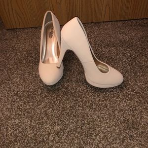 NWOT Charlotte Russe Pumps